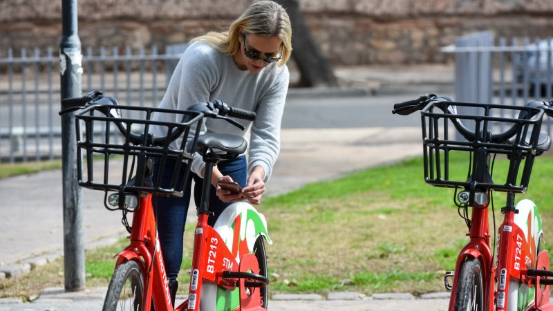 El gerente de Bicitran anunció que ampliará la red de bicicletas vinculada al Metrotranvía
